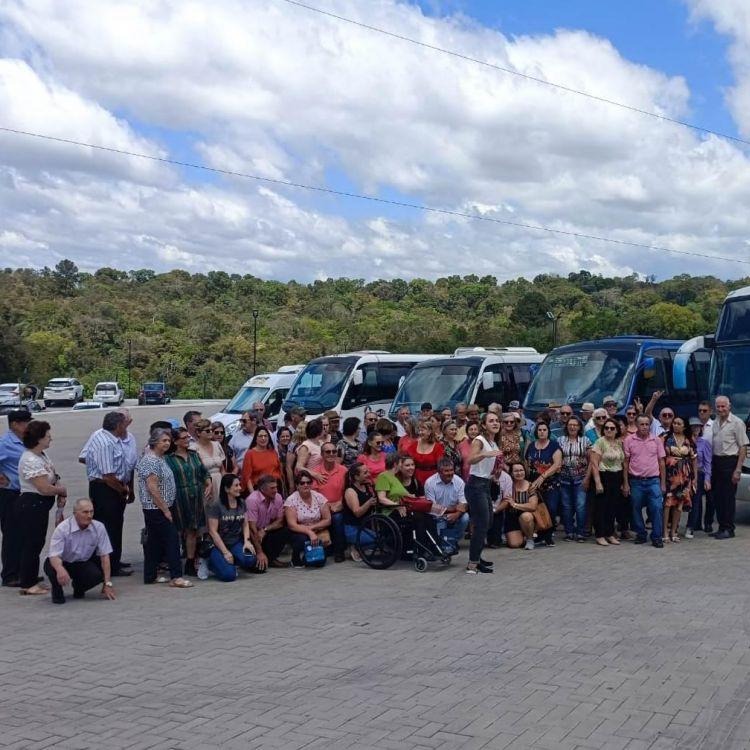 Grupo com mais de 100 idosos de Salete visita pontos turístico de Ituporanga