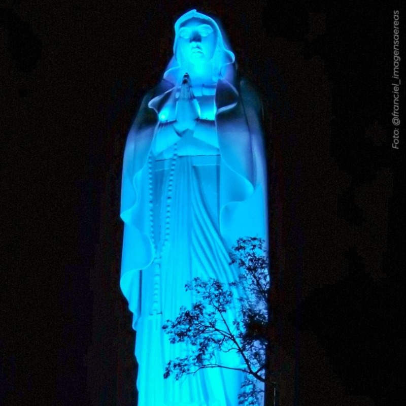Santa Gigante vestida de azul